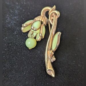 Crown Trifari  Goldtone Gripoix  Poured Glass Yellow Flower Brooch Pin Signed